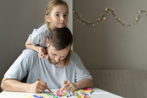 padre e figlia che spendono del tempo insieme colorando